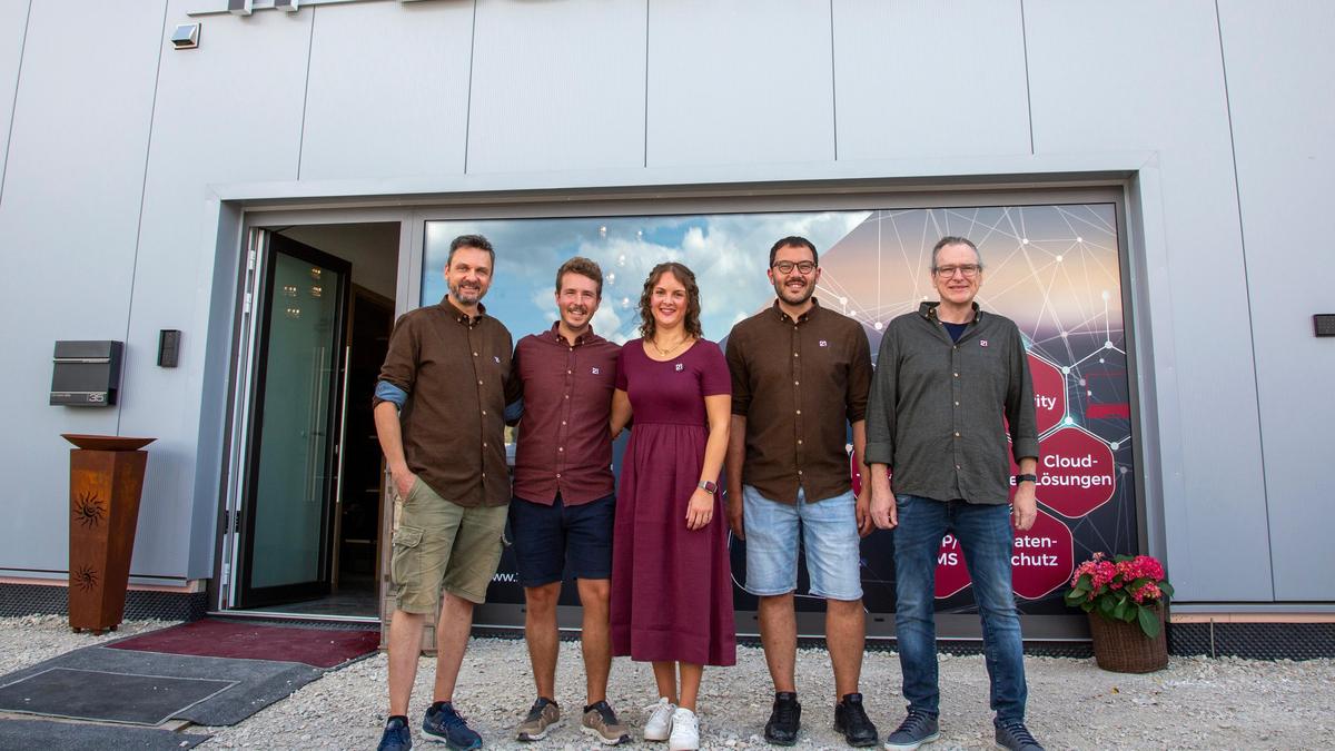 Das Team von 21 IT-Solutions vor dem Firmengebäude
